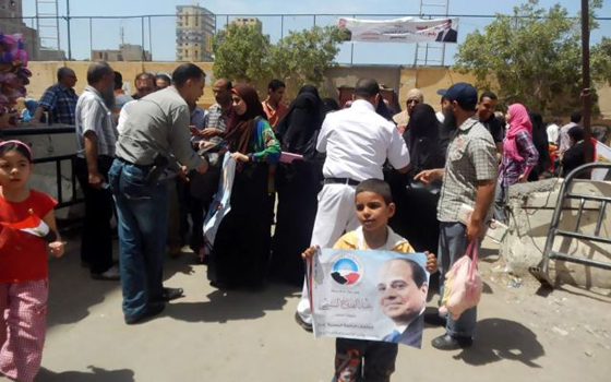 مصر اليوم - لليوم الثاني أبناء حزب النور أمام اللجان الانتخابيّة لاستقبال المواطنين