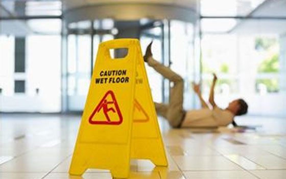 مصر اليوم - معلم يحصل على تعويض مالي لتعثره بالوحل في مدرسته