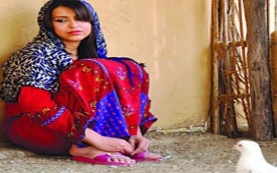 مصر اليوم - ثوب الشمس يغادر المهرجانات إلى الصالات