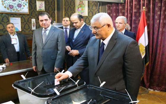   مصر اليوم - قوّات الأمن تؤمّن مقر اقتراع الرئيس الموقت عدلي منصور