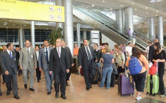   مصر اليوم - كمال يتفقد الإجراءات الجديدة لتسيير حركة الركاب في مطار القاهرة