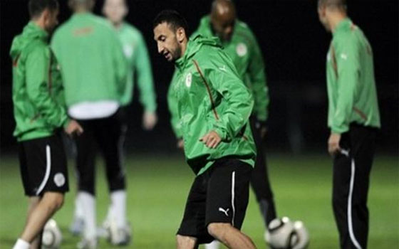 مصر اليوم - نجوم الكرة الجزائريون يواصلون الهرب إلى تونس