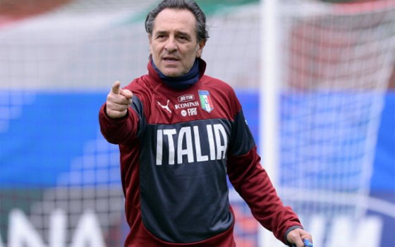 مصر اليوم - المنتخب الايطالي يمدد عقد مدربه برانديلي حتى 2016 م