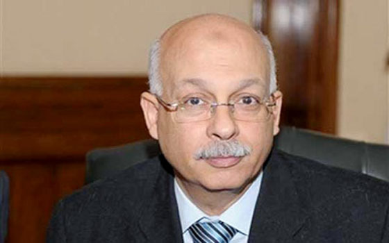   مصر اليوم - وزير الصحه يزور المسعف المصاب في إشتباكات المطرية في مستشفى روض الفرج