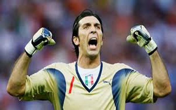 مصر اليوم - حارس إيطاليا بوفون أربعة منتخبات مرشحة للقب العالمي