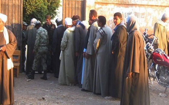   مصر اليوم - المصريّون يباشرون اختيار الرئيس المقبل في 13 ألف لجنة انتخابيّة