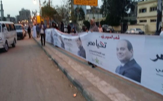 مصر اليوم - حملة دعم السيسي في السويس تقيم لافتة دعائيَّة بطول 75 مترًا