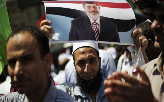   مصر اليوم - أنصار مرسي في سوهاج ينظمون سلسلة بشريّة تنديدًا بأحكام إعدام المنيا