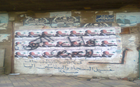 مصر اليوم - أنصار مرسي يمزقون لافتات دعم السيسي في بني سويف