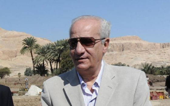   مصر اليوم - وزير الآثار يوضح أنَّ الأسوار الحديدية في الهرم لحمايته من اللصوص