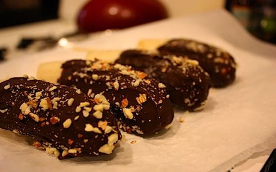   مصر اليوم - تحضير شرائح الموز بالشوكولاتة