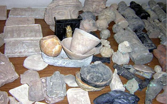   مصر اليوم - القبض على 3 طلاب بحوزتهم تماثيل أثريّة في الأقصر