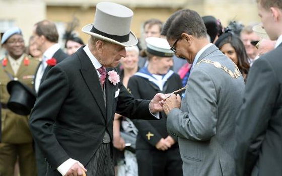   مصر اليوم - الأمير فيليب خضع لعملية طفيفة في اليد اليمنى