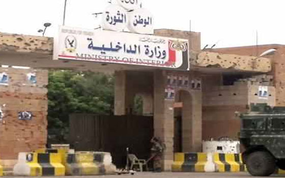 مصر اليوم - مقتل مسلح أثناء محاولته تفجير أحد الجسور في اليمن