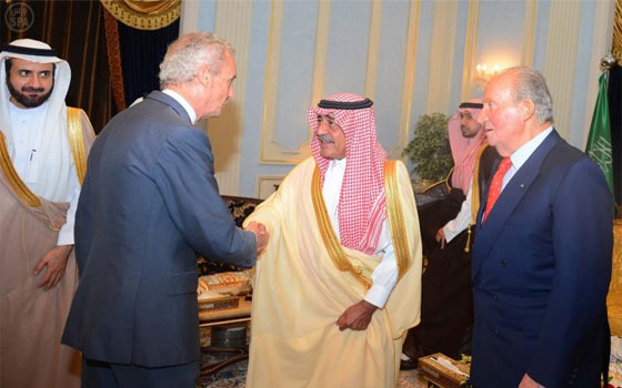   مصر اليوم - الأمير مقرن يلتقي الملك الإسباني في مقر إقامته في جدة