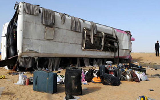 مصر اليوم - إصابة 31 في حادث انقلاب أتويس على طريق سفاجا - قنا