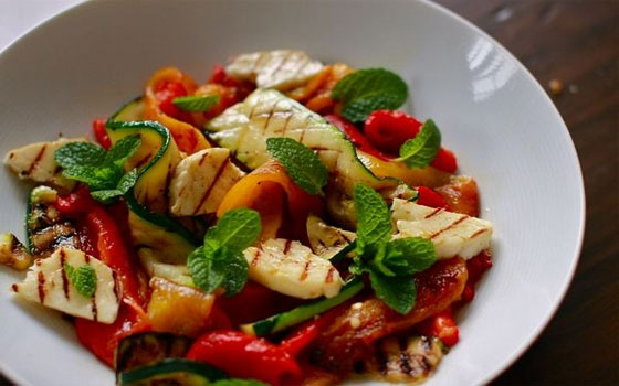   مصر اليوم - سلطة الكوسا بالفلفل الملون