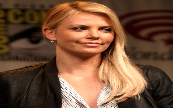   مصر اليوم - تشارليز ثيرون تثير الغضب بعد مقارنتها تدخل الصحافة في حياتها بالإغتصاب