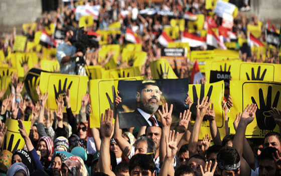   مصر اليوم - أنصار مرسي يخرجون في مسيراتهم الأولى عقب فوز السيسي في الانتخابات الرئاسيَّة