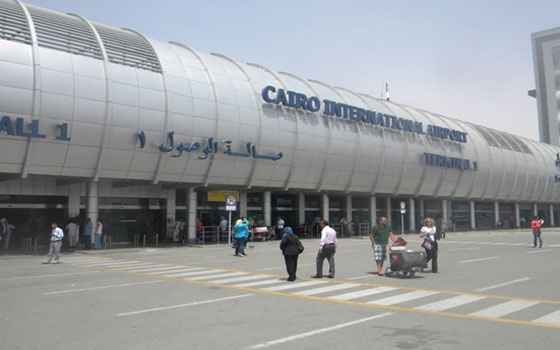 مصر اليوم - توقيف راكب يحمل 3 طائرات هليكوبتر في مطار القاهرة