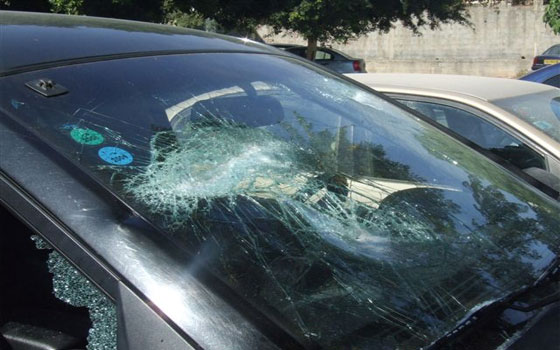   مصر اليوم - تحطيم 11 سيارة ثمنًا لخروج عجوز بسيارتها من الجراج