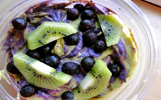   مصر اليوم - تحضير عصير التوت والكيوي