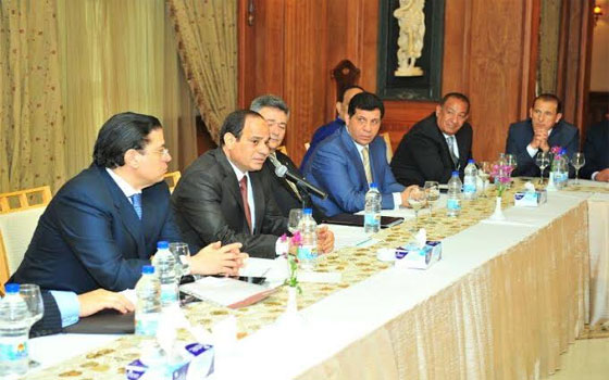   مصر اليوم - السيسي يعد رجال الأعمال بخلق فرص استثماريَّة جادَّة