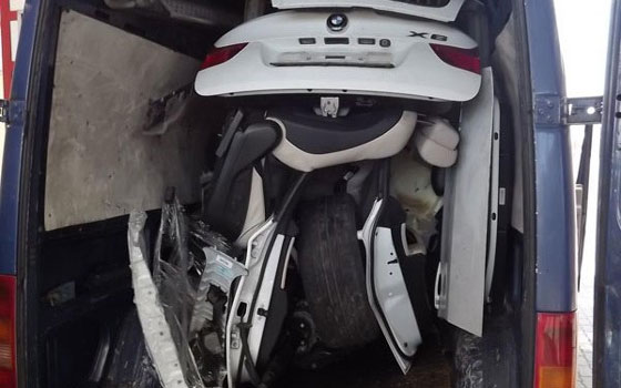   مصر اليوم - سيارة داخل سيارة أعجب وسيلة لتهريب سيارة مسروقة