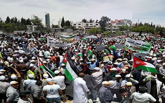 مصر اليوم - آلاف المعلّمين يعتصمون في الأردن للمُطالبة بتحسِّين أوضاعهم