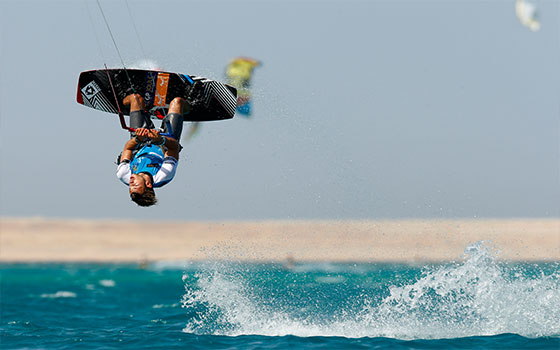   مصر اليوم - زعزوع يشهد الحفل الختامي لبطولة كأس العالم لركوب الأمواج