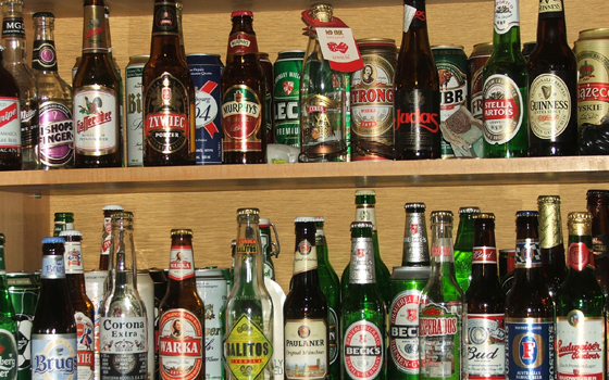 مصر اليوم - ضبط 504 زجاجة بيرة داخل محل في البحيرة