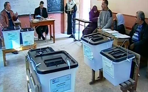   مصر اليوم - سيدة من بورسعيد تزعم قيام ابنها الصغير بالتصويت