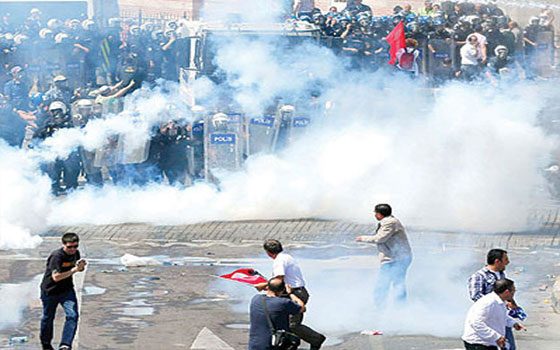   مصر اليوم - الشرطة التركية تطلق الغاز المسيل للدموع على المحتجين