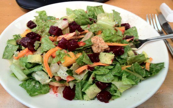   مصر اليوم - سلطة الدجاج بالجزر والبندورة