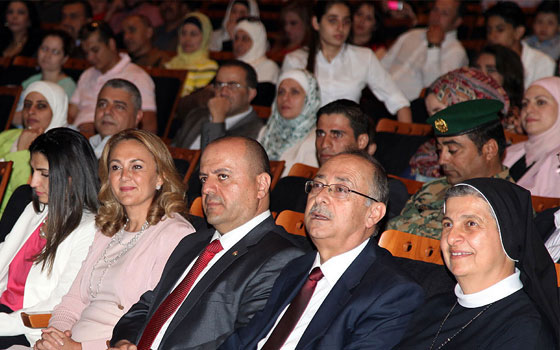   مصر اليوم - الأميرة عالية ترعى تخريج طلبة مدارس كلية السعادة