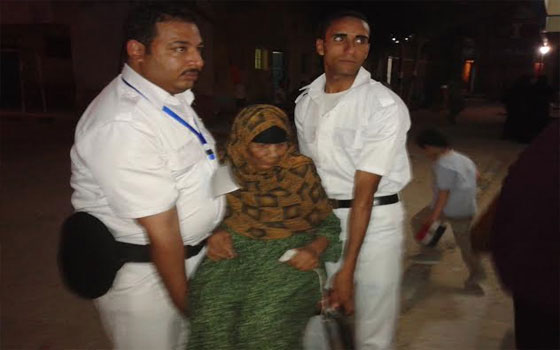   مصر اليوم - مسنّة عمرها مائة عام تُدلي بصوتها قبل إغلاق باب التّصويت بساعة