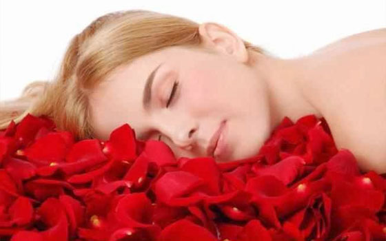 مصر اليوم - قناع بتلات الورد للبشرة المختلطة