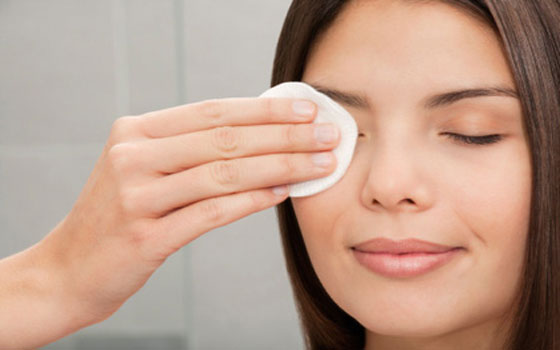 مصر اليوم - إزالة مكياج العيون بدون ضرر