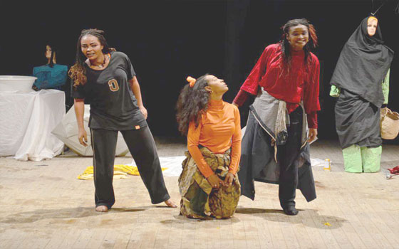   مصر اليوم - مسرحية عندما يتوقف الزمن من كوت ديفوار تفوز بالجائزة الأولى