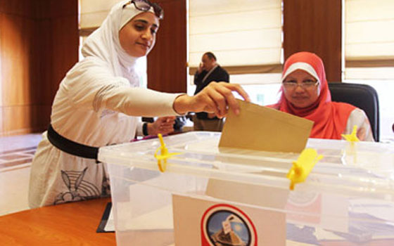   مصر اليوم - المقيمون في الخارج يواصلون إقبالهم على السفارات والقنصليات المصريَّة للإدلاء بأصواتهم