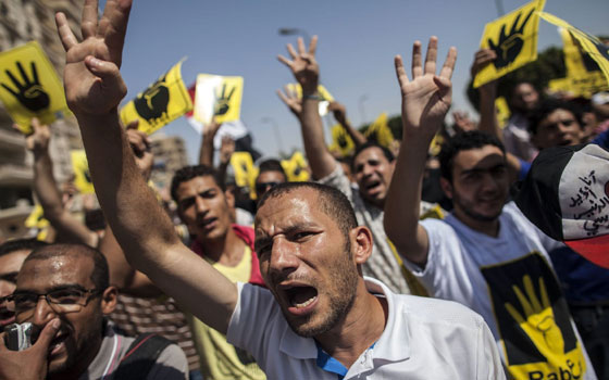   مصر اليوم - أعضاء جماعة الإخوان في بورسعيد يتظاهرون للإفراج عن مرسي