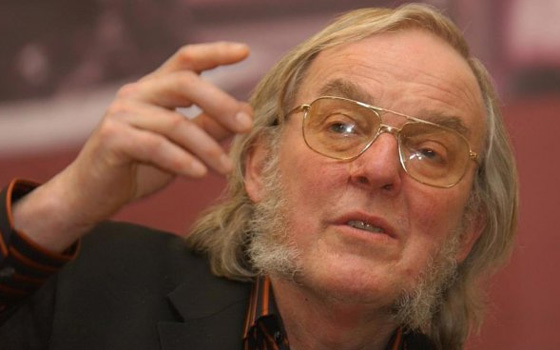   مصر اليوم - وفاة عالم الفضاء البريطاني كولن بيلينغر عن عمر 70 عامًا