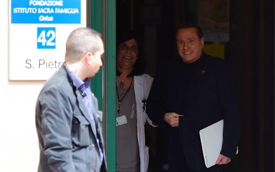   مصر اليوم - برلوسكوني ينجز يومه الأول من أعمال المنفعة العامة لدى مصابين بالزهايمر