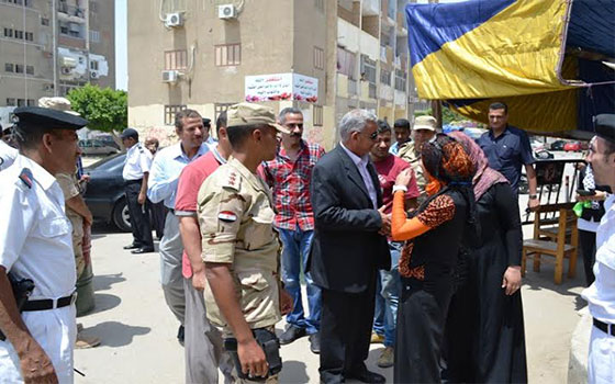 مصر اليوم - محافظ السويّس يستطلعُ آراء المواطنيّن بشأن المشاركة الانتخابيّة