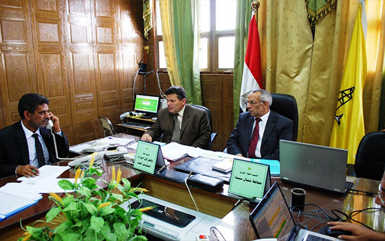 مصر اليوم - محافظ شمال سيناء يُتابع سير العمليّة الانتخابيّة في لجان المحافظة