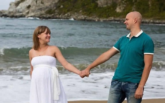 مصر اليوم - البعد بين الزوجين يولد الجفاء لكن الحب لا تقتله المسافات