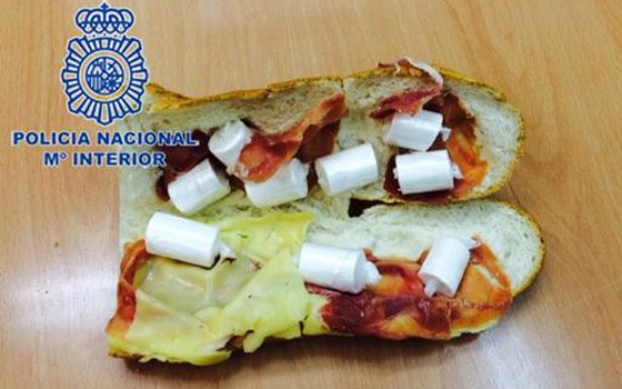   مصر اليوم - الشرطة الأسبانية توقف شابًا بحوزته سندويش لحم وجبنة وكوكايين