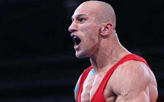   مصر اليوم - عبد العزيز يستقبل البطل الأوليمبي كرم جابر والحداد رئيس اتحاد المصارعة