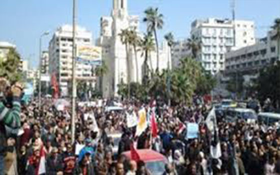 مصر اليوم - أنصار السيسي يحتفلون بفوز مرشحهم في ميدان الساعة في دمنهور