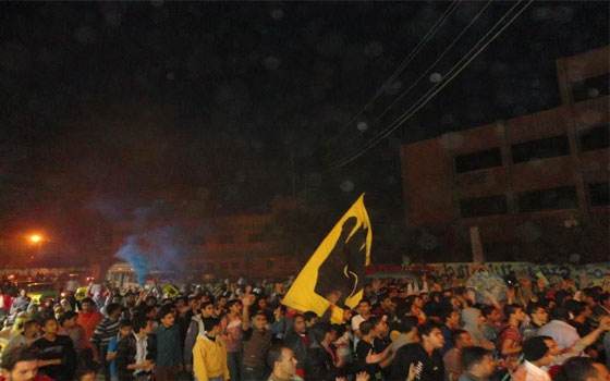 مصر اليوم - أنصار مرسي يُنظمون مسيرة ليليَّة في بني سويف